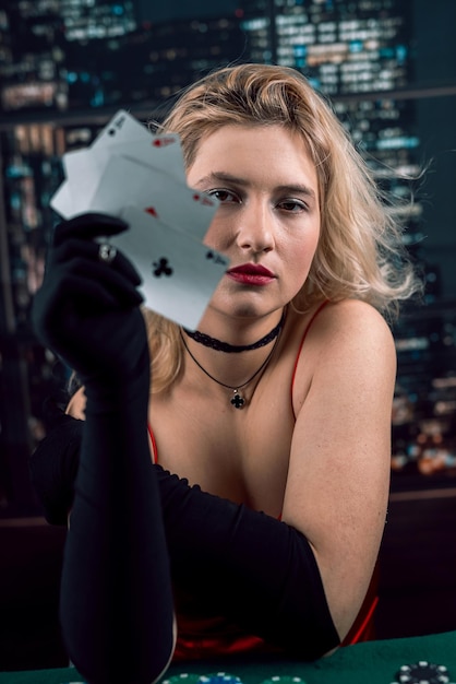 Jonge vrouw met speelkaarten azen in het casino