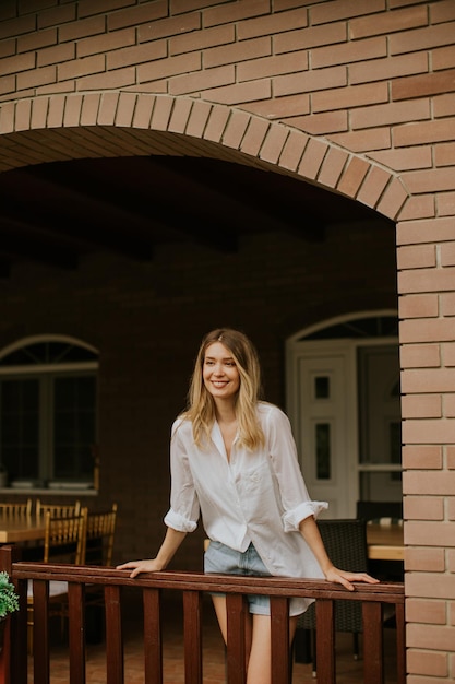 Jonge vrouw met staande op het terras