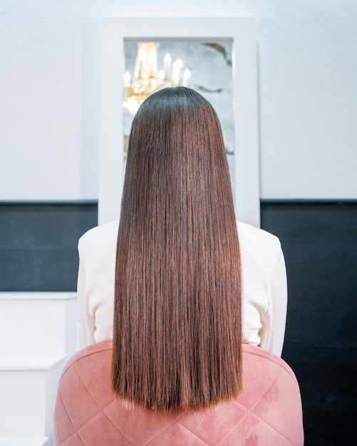 Jonge vrouw met steil haar in schoonheidssalon