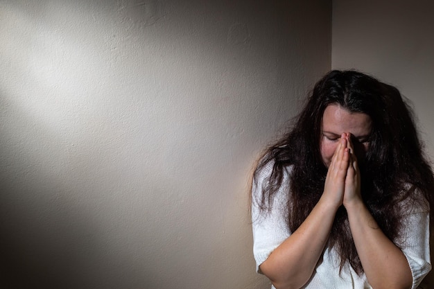 Jonge vrouw met sterke angst en depressie die depressieve pillen gebruikt tijdens covid coronavirus lockdown