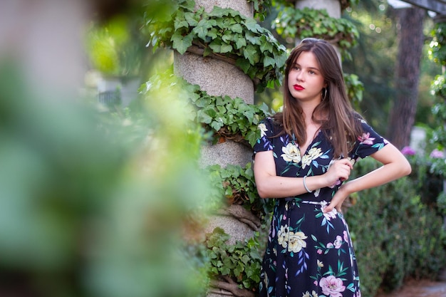 Jonge vrouw met stijlvolle kleding poseren in een paradijselijk park