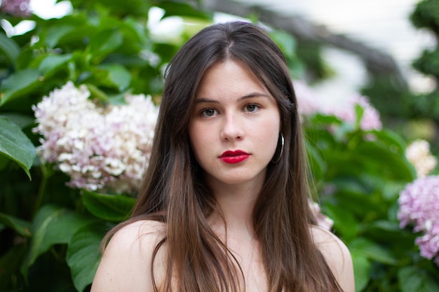 Jonge vrouw met stijlvolle kleding poseren in een paradijselijk park