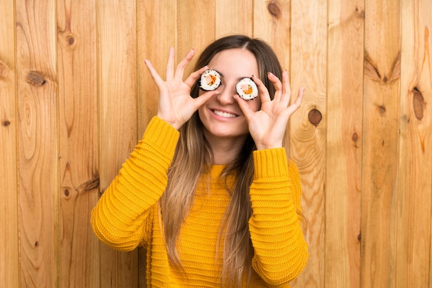 Jonge vrouw met sushi over hout