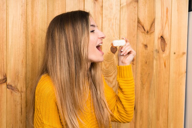 Jonge vrouw met sushi over hout