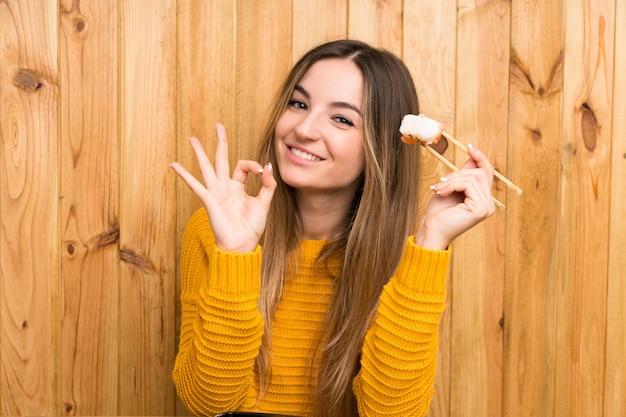 Jonge vrouw met sushi