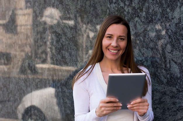 Jonge vrouw met tablet computer