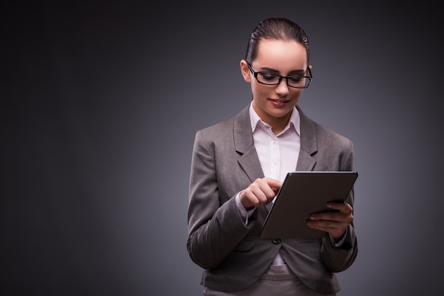 Jonge vrouw met tablet in het bedrijfsleven