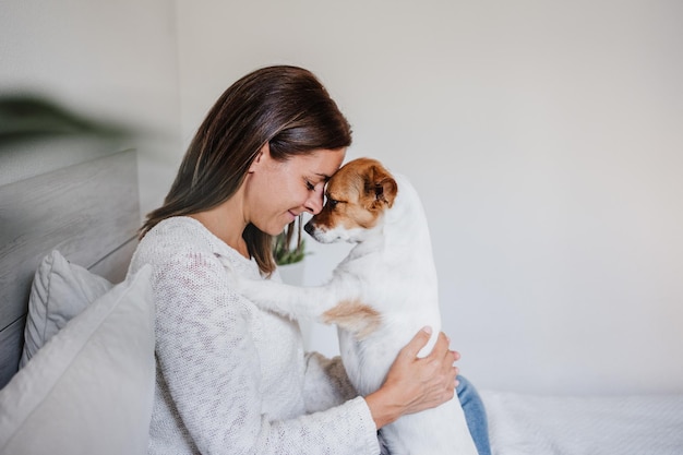 Jonge vrouw met tatoeage op de muur.