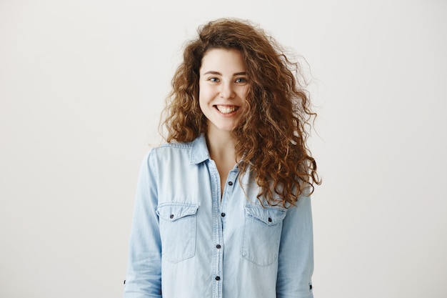 Jonge vrouw met uitdrukkingen