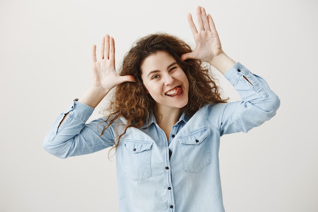 Jonge vrouw met uitdrukkingen