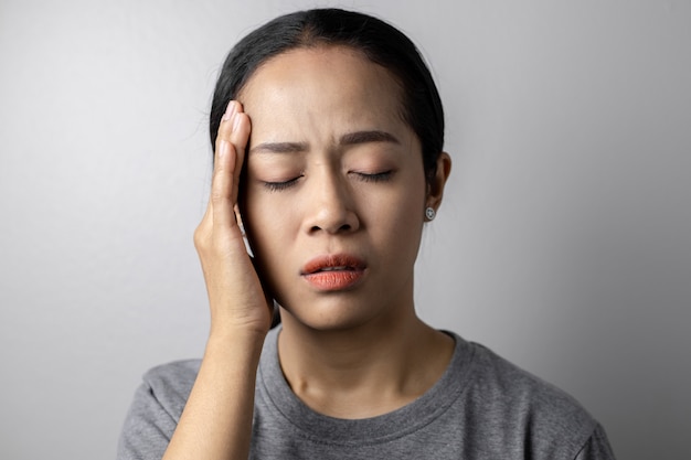 Jonge vrouw met van stress en hoofdpijn.