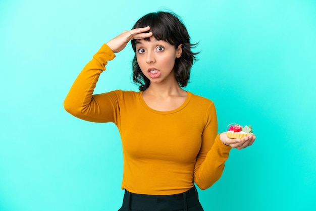 Jonge vrouw met veel groenten lachen