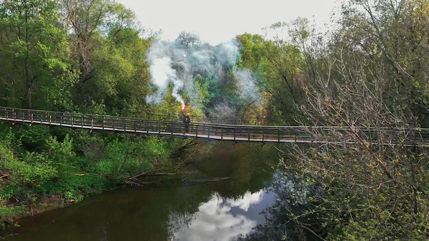 Jonge vrouw met verhoogd vuur staande op de brug