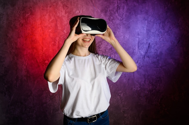 Jonge vrouw met virtual reality-apparaat