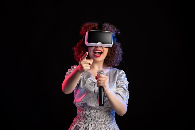 Jonge vrouw met virtual reality headset met mic d videomuziek gaming-technologie