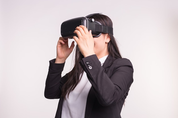 Jonge vrouw met virtual reality-helm