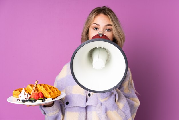 Jonge vrouw met wafels