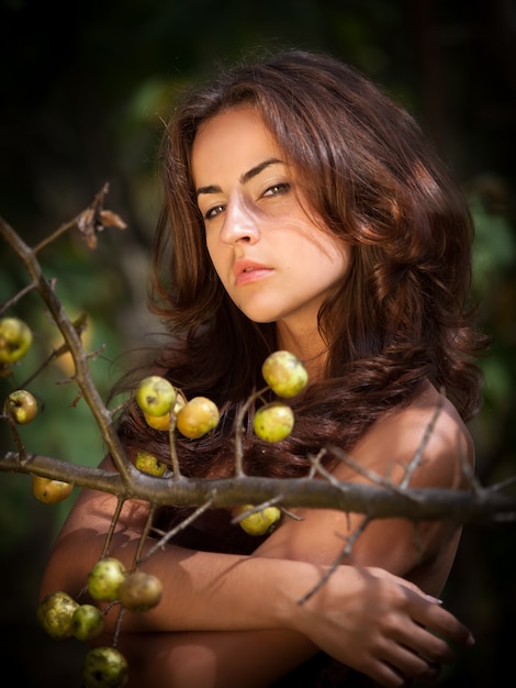 Jonge vrouw met wilde appels