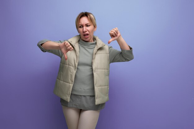 Jonge vrouw met wit haar in lentekleding rapporteert een briljant idee op een blauwe achtergrond met