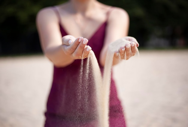 Jonge vrouw met zand in handen