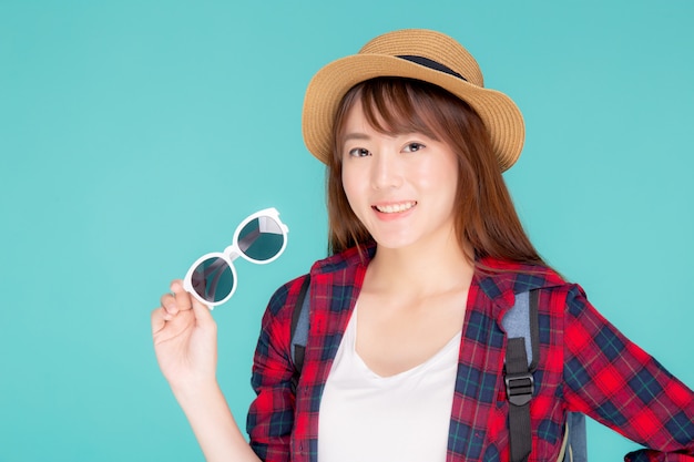 Jonge vrouw met zonnebril op hoofd