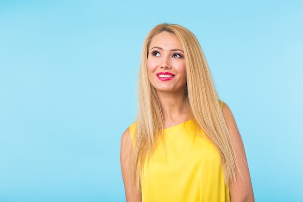 Foto jonge vrouw mode portret op blauwe muur.