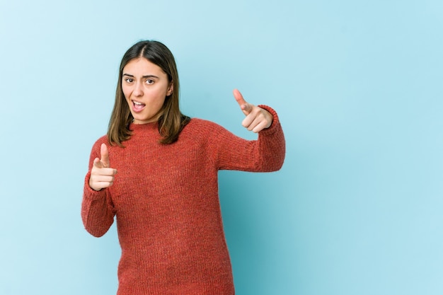 Jonge vrouw naar voren wijzend met vingers