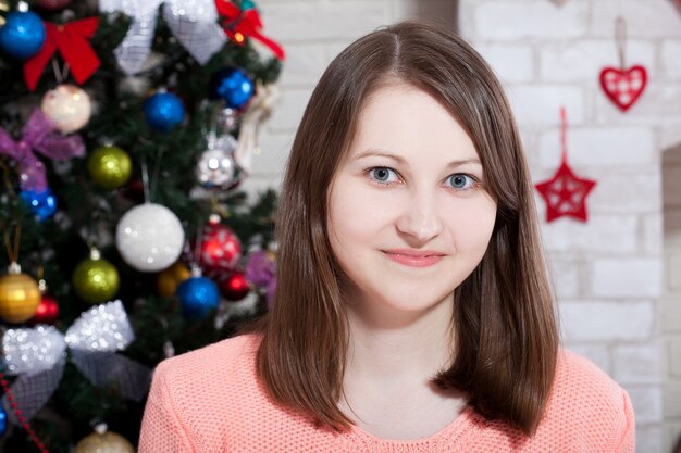 jonge vrouw naast de kerstboom