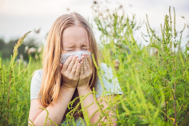 Jonge vrouw niest vanwege allergie voor ambrosia