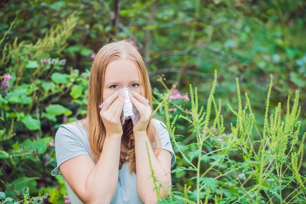 Jonge vrouw niest vanwege allergie voor ambrosia