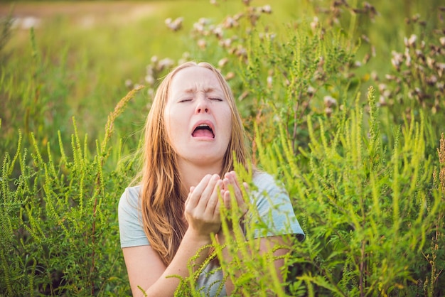 Jonge vrouw niest vanwege allergie voor ambrosia