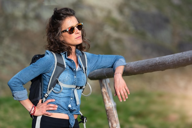 Jonge vrouw observeert het panorama tijdens een natuurwandeling