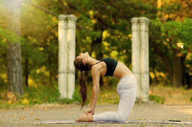 Jonge vrouw oefent asana