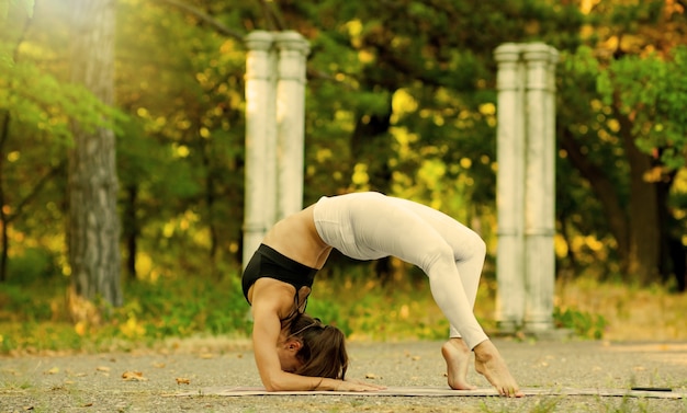 Jonge vrouw oefent asana