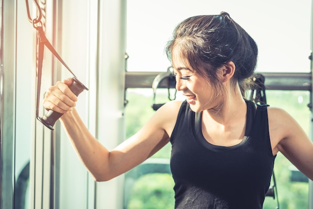 Jonge vrouw oefent in de sportschool.