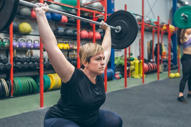 Foto jonge vrouw oefent in de sportschool.