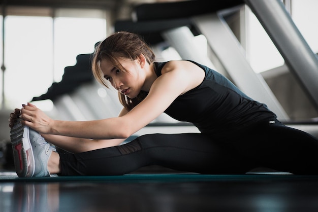 Foto jonge vrouw oefent in de sportschool.