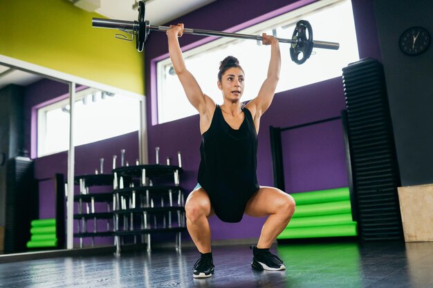 Foto jonge vrouw oefent in de sportschool.