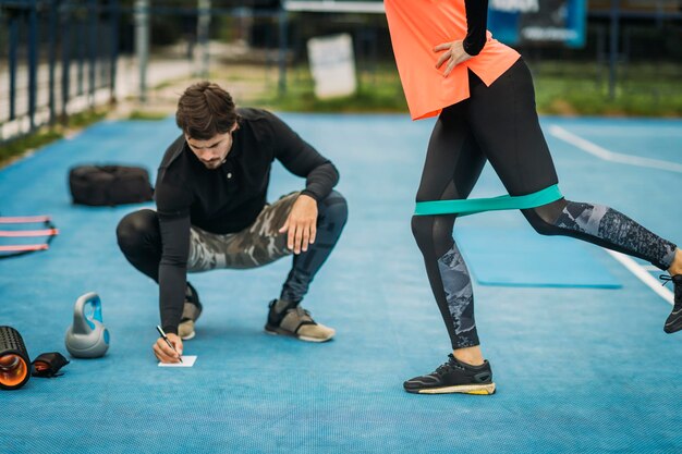 Foto jonge vrouw oefent met een weerstandsband