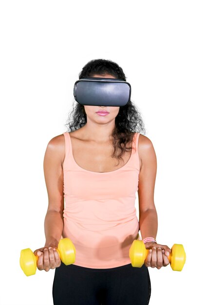 Jonge vrouw oefent met virtual reality-headset