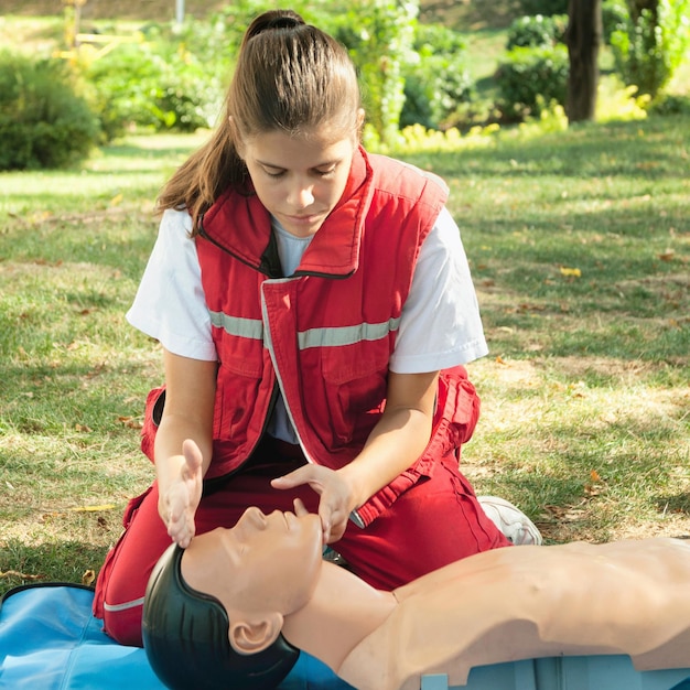 Jonge vrouw oefent op CPR pop