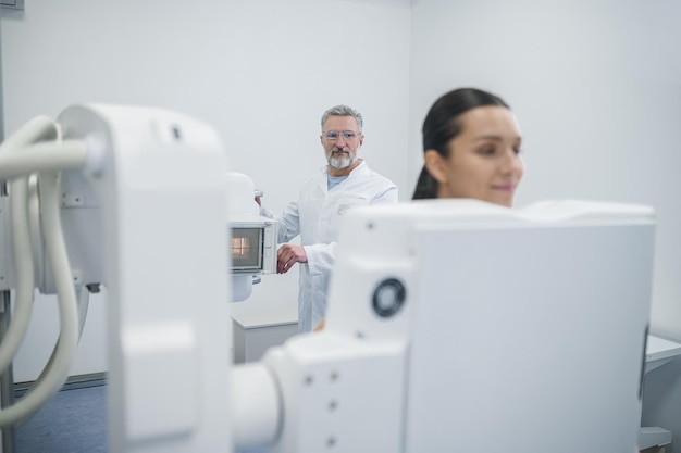 Jonge vrouw ondergaat mammografie