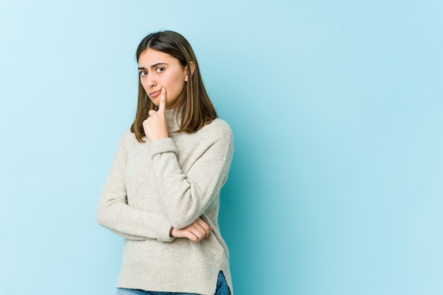 Jonge vrouw ongelukkig in de camera kijken met sarcastische uitdrukking