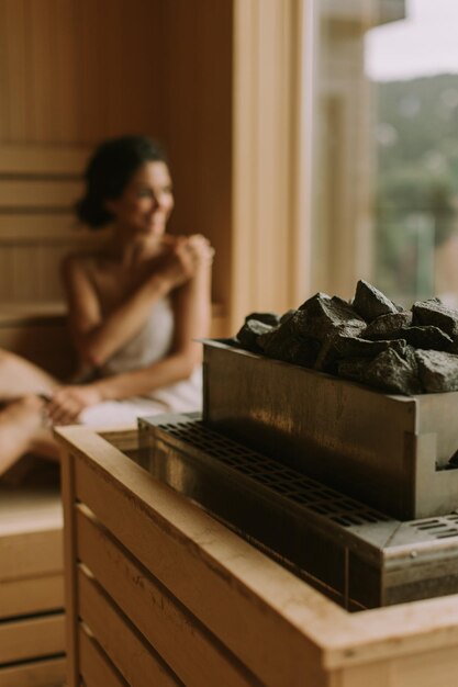 Jonge vrouw ontspannen in de sauna