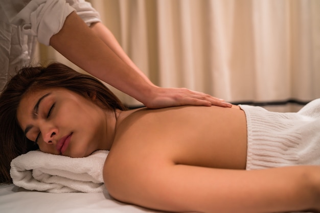 Jonge vrouw ontspannen in de spa.