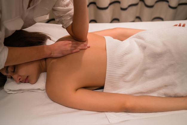 Jonge vrouw ontspannen in de spa.