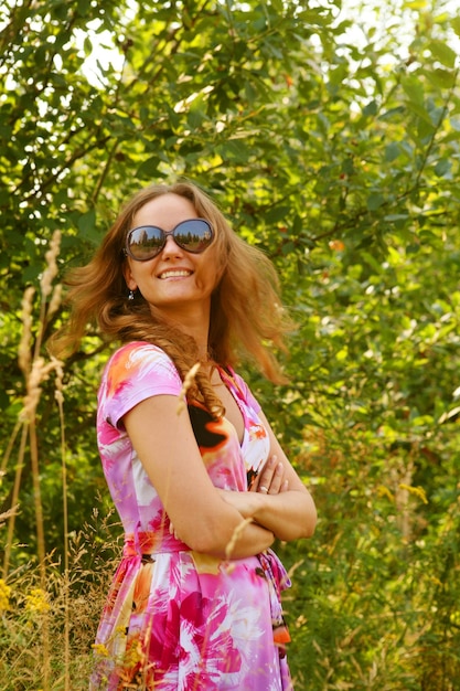 Jonge vrouw ontspannen in het gras