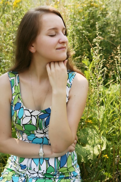 Jonge vrouw ontspannen in het gras