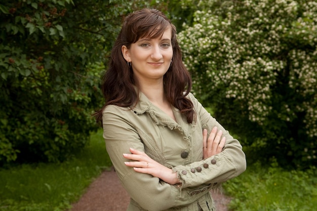 Foto jonge vrouw ontspannen in het park