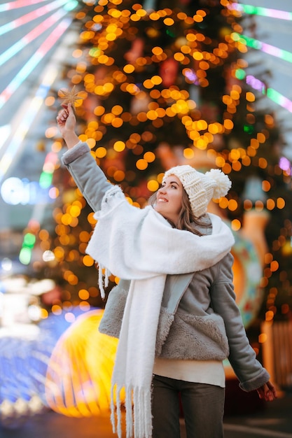 Jonge vrouw ontspannen koffie drinken in feestelijke kerstmarkt Wintervakantie Lichten rond